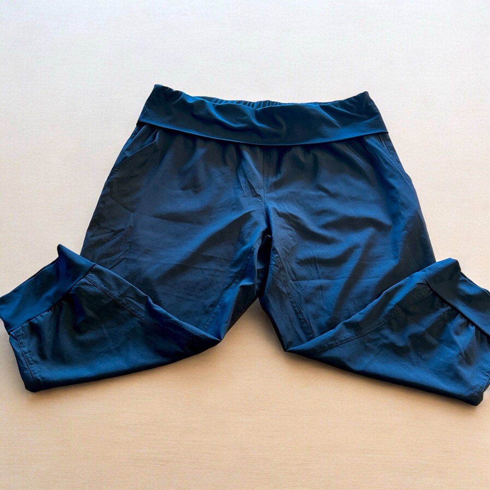 Fabletics EUC Black Capri Pant